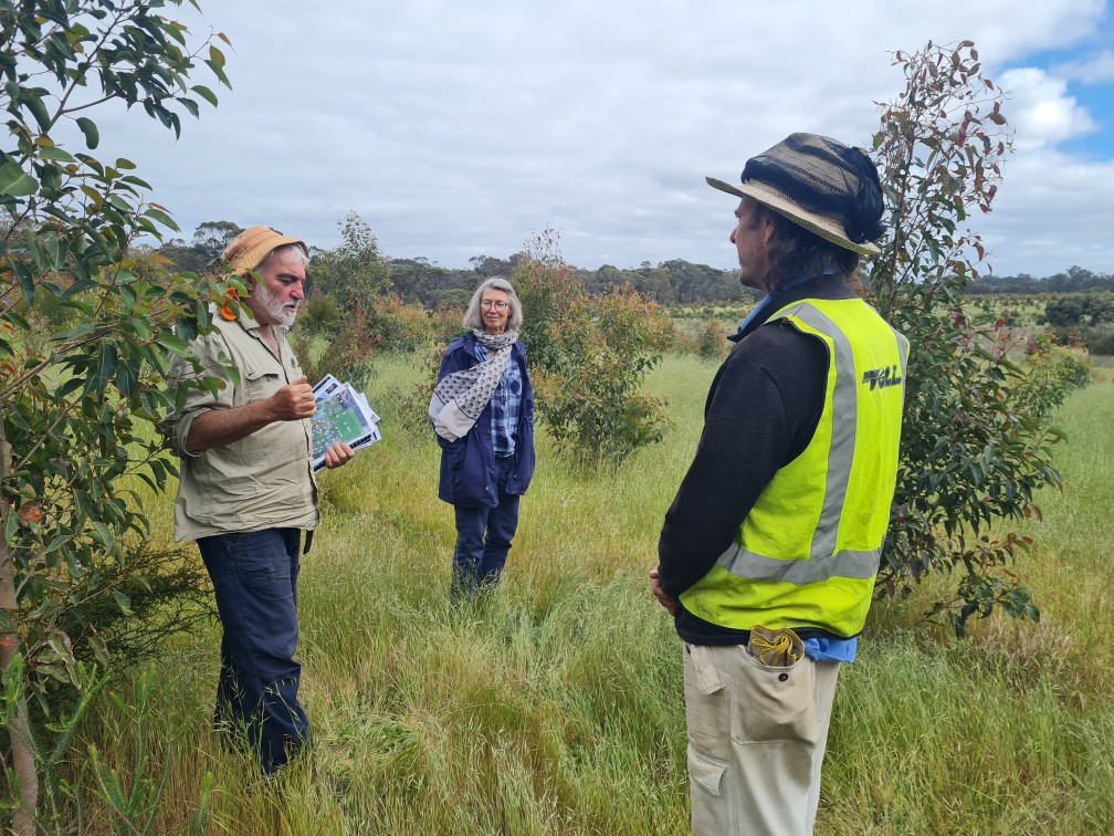 Basil briefs volunteers at Tootanellup